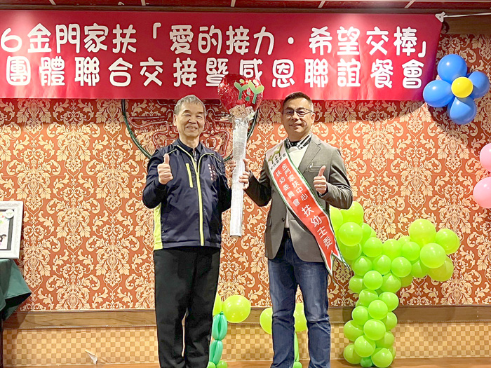 第八任主委楊肅謙（左）交棒予第九任主委許燕輝（右）。（高凡淳攝）