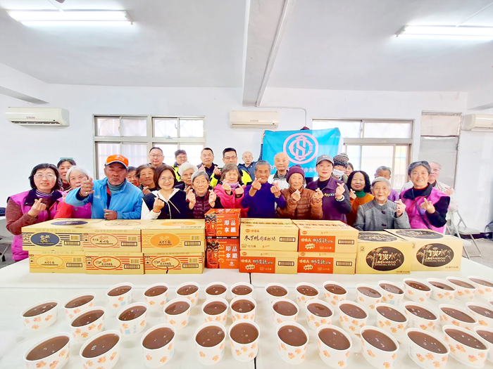 議員許玉昭（前排右三）率志工慰勞員警。（蔡麗玉攝）