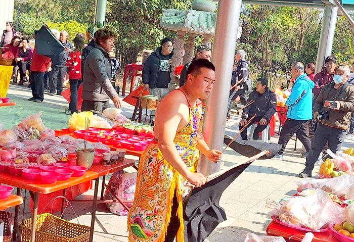 周世勳（中）為曾府王爺乩身。（蔡麗玉攝）