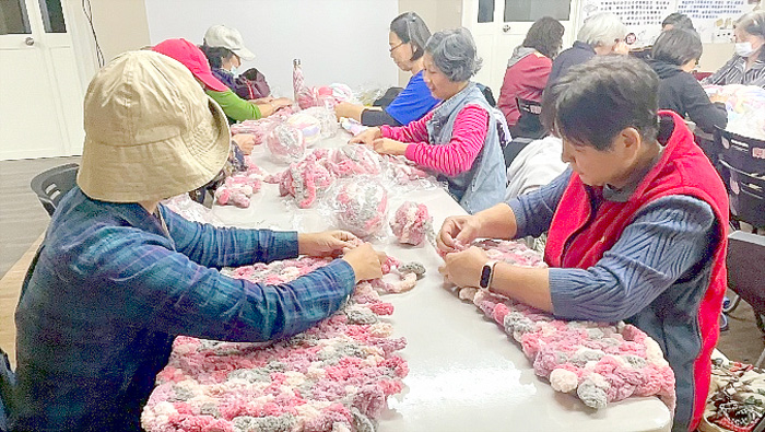 學員以雙手編織作品。
（金沙鎮樂齡學習中心提供）
