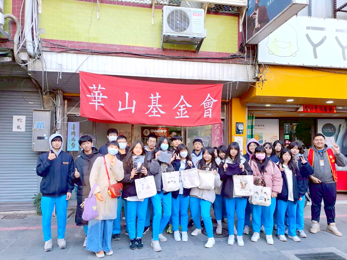 金門高中家政課學生手織圍巾，贈送給地區獨居長者。（金門高中提供）