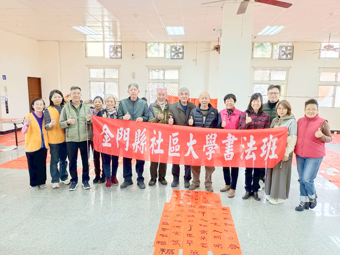 湖峰社區發展協會邀請多位書法好手揮毫寫春聯，贈送社區居民。
（湖峰社區發展協會提供）