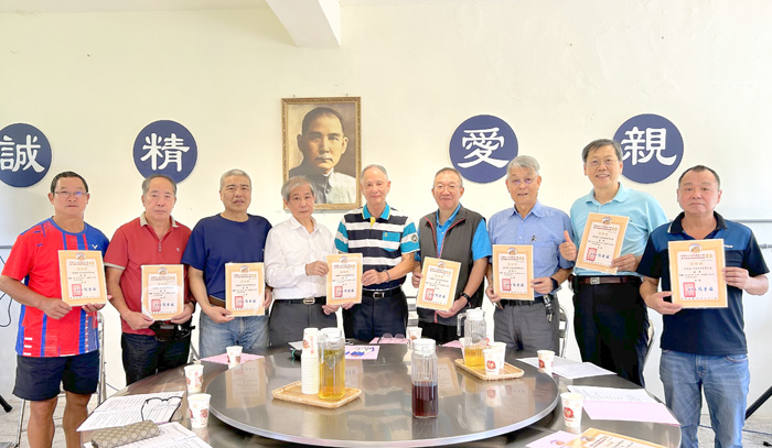 頒發董事及監察人聘書。（張文夏黃玉燕紀念館教育基金會提供）