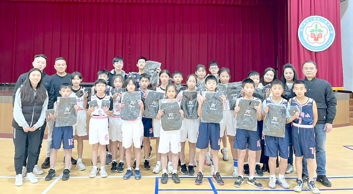 張雲量、許大鴻、黃萱萱、金一體育用品店致贈沙小球衣以及護具，表達對基層籃球運動之支持。（金沙國小提供）