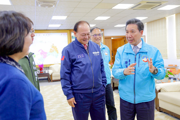 行政院政務委員季連成拜會縣長陳福海。（薛子軒攝）