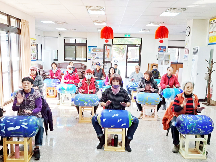 信義社區發展協會銀髮族練習戰鼓。
（翻攝信義社區官網）