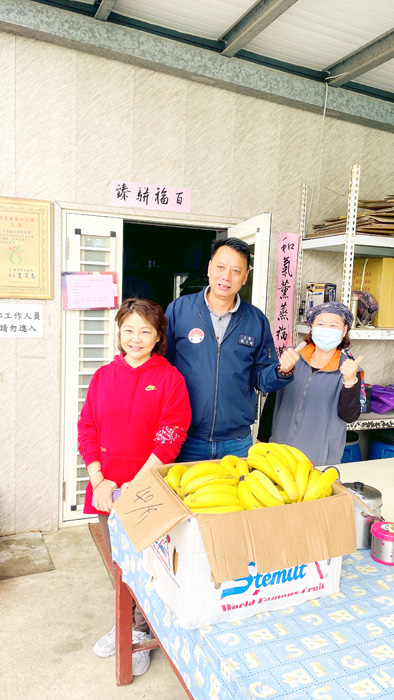 主席蔡乃靖捐贈新鮮香蕉一批，為下莊社區長者共餐加菜。（金湖鎮民代表會提供）