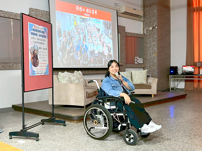 金大學務處舉辦「友善校園」系列講座，邀請「獨臂神射手」范弘昊、「金剛芭比」林欣（圖）蓓兩位知名身障人士到校演講，分享生命經歷。（金大提供）