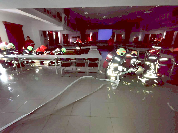 消防局第一大隊日前進行無腳本演練，圖為消防人員模擬室內搜索。（消防局提供）