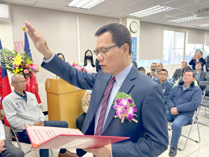 新任廠長陳啟賢宣誓上任。（許加泰攝）