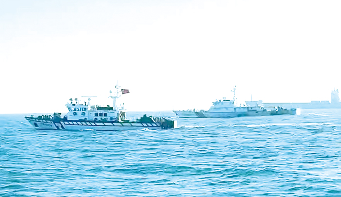 大陸海警船航入我方水域，巡防艇一對一監控。（海巡署金馬澎分署第十二巡防區提供）