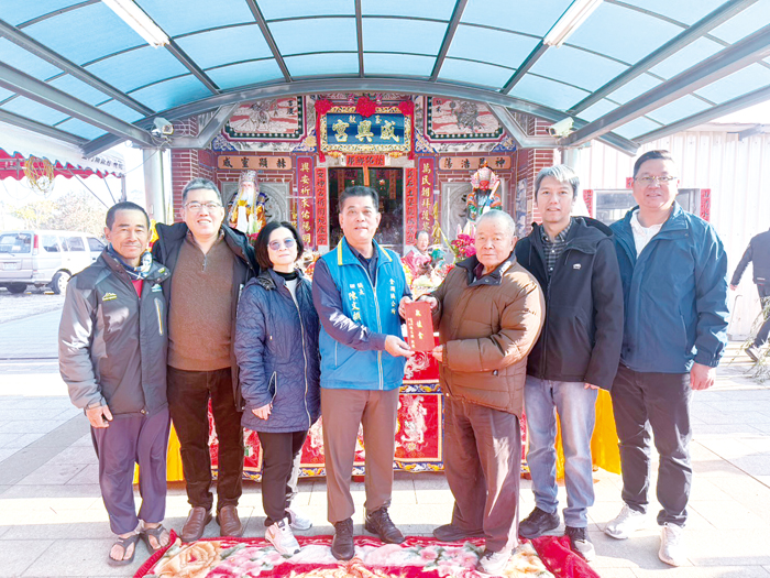 陳文顧鎮長（左四）敬獻廟方爐敬金。（金湖鎮公所提供）