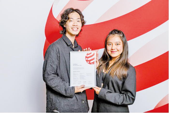 團隊榮獲2025德國紅點設計獎品牌暨傳達設計獎（Red Dot Award-Brand & Communication Design），左為邱瑾蘭、右為蔡善昀。（洋樓拾憶工作室提供）