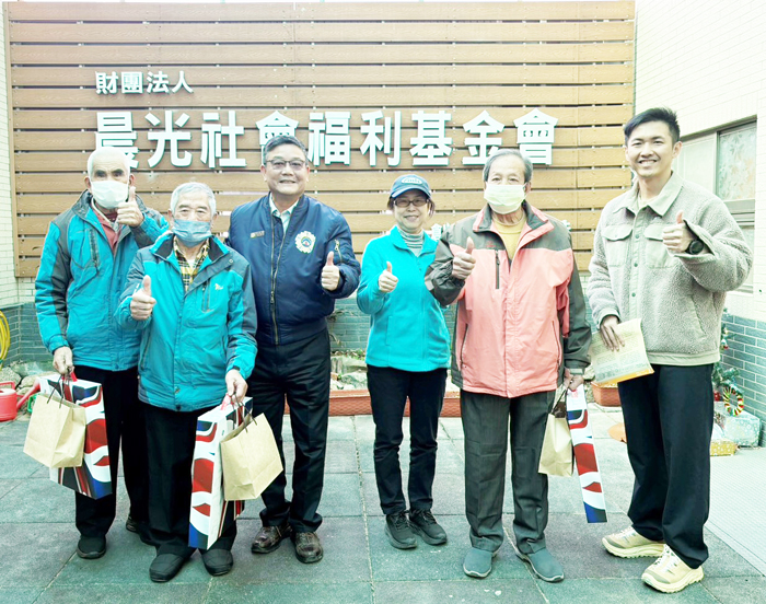 榮服處處長劉信義關懷慰問在金沙鎮拾憶小築接受照顧的榮民。（金門榮民服務處提供）