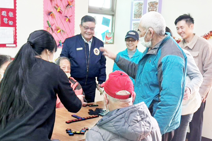 榮服處處長劉信義關懷慰問在金沙鎮拾憶小築接受照顧的榮民。（金門榮民服務處提供）