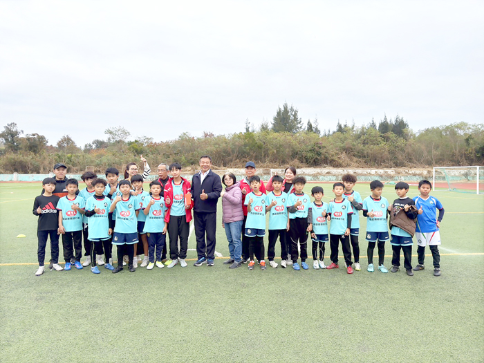 金湖國小足球隊獲得金湖國小校友會大力支持。（呂肇中攝）