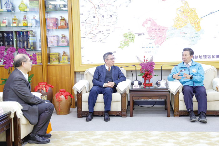 立榮航空公司董事長陳永裕拜會縣長陳福海，就金門航線相關議題進行交流。（薛子軒攝）