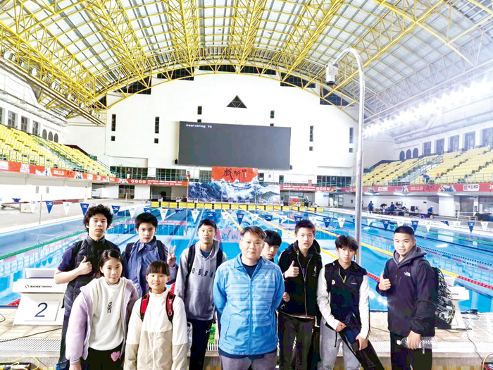 參加全國南區游泳錦標賽團體合照。（金門縣戶外教育與海洋教育中心提供）