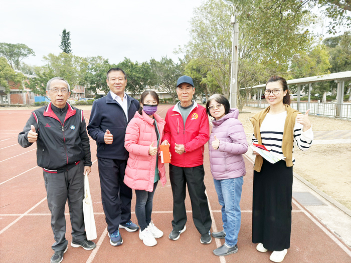 湖小校友會提供急難救助金，幼兒園主任（左三）代收。（呂肇中攝）
