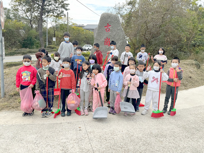 古城國小全校動員共迎環境清潔週。（校方提供）