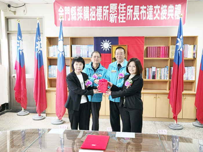 新任招標所所長方小萍（右一）自原所長翁秝蓁（左一）手中接下印信。（許峻魁攝）