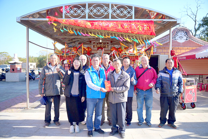 鎮長陳文顧率團隊前往清秀山宮虔誠參拜。（金湖鎮公所提供）