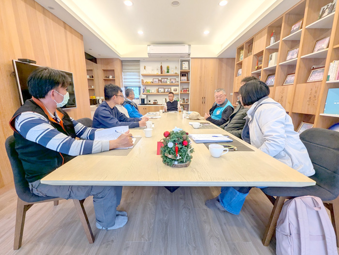 議員蔡其雍（中）主持「強化肥料源頭管理，減少施肥異臭味產生」研討會。（服務處提供）