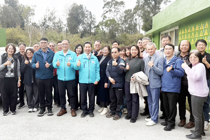 在教育基層座談會中，縣長陳福海宣布為實質鼓勵縣內公立國民中小學兼任行政職務之教師，將發放學校行政工作獎金。（縣府提供）