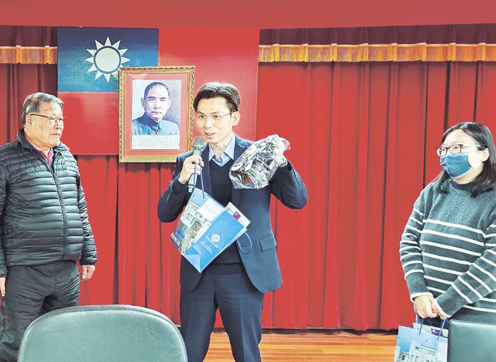 地院調解委員座談會，院長陳信旗致贈榮退委員「法袍熊」。（金門地方法院提供）