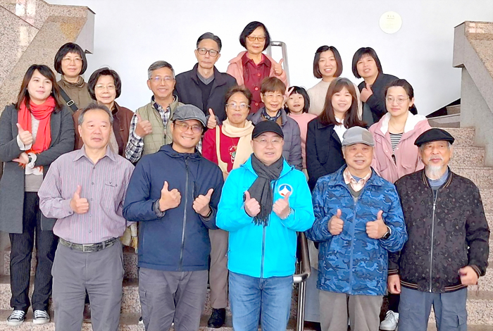 「浯島畫日子-城市觀察畫家走繪金門」鄭開翔特展開幕，呈現藝術家鄭開翔（前左二）自2024年3月起旅居金門近兩年的創作成果。（蔡麗玉攝）