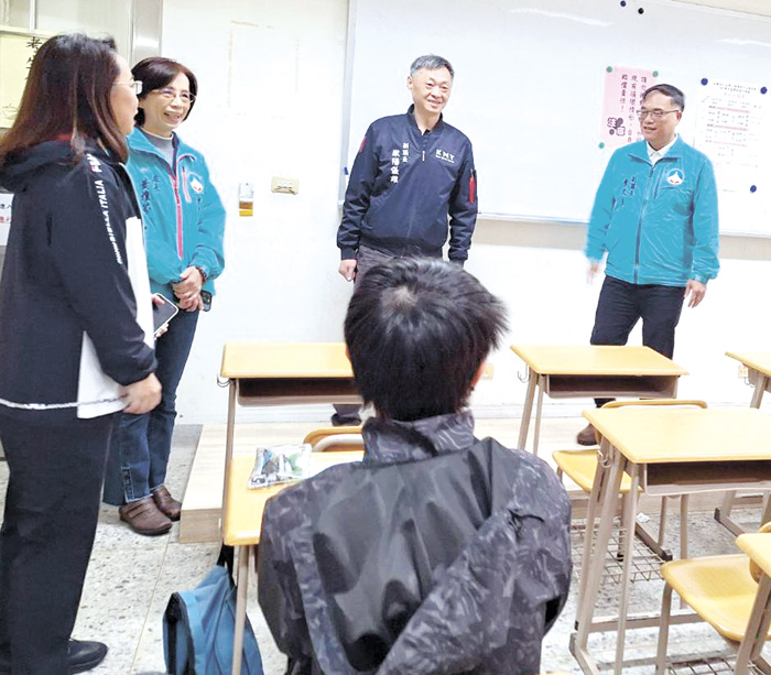 學測首日，副縣長李文良、副議長歐陽儀雄到場為考生加油。（蔡麗玉攝）