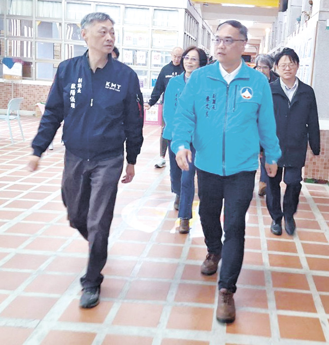 學測首日，副縣長李文良、副議長歐陽儀雄到場為考生加油。（蔡麗玉攝）