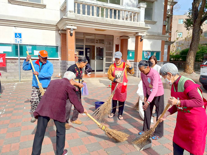 許玉昭議員與榜林老人會用行動清潔家園。（蔡麗玉攝）