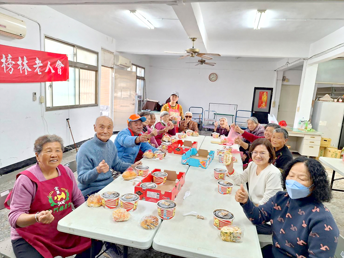許玉昭議員（站立者）以燒仙草與台式懷舊麵包慰勞千歲團。（蔡麗玉攝）