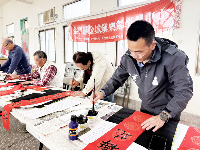 社區民眾自行揮毫。
（古崗社區提供）