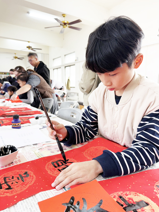 社區民眾自行揮毫。
（古崗社區提供）