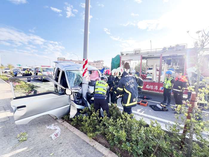 租賃車偏移車道撞擊路旁燈桿。
（金城分局提供）