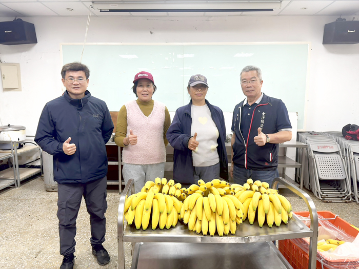 金沙鎮鎮長吳有家在社會課同仁陪同下，前往八個共餐服務據點，贈送長輩們香蕉作為長者餐後水果。（金沙鎮公所提供）