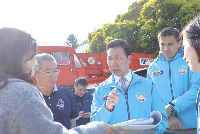 縣長陳福海視察金沙國小校園建設工程，了解地下停車場暨全民運動館及附設幼兒園工程規劃情形。（薛子軒攝）