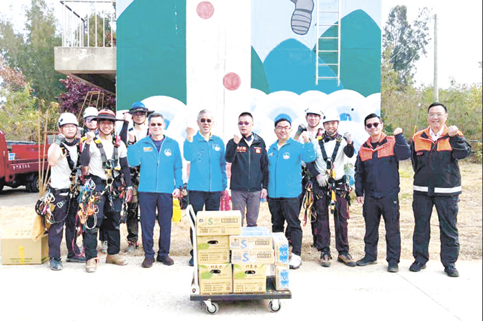 蔡其雍慰問備戰2026繩期救援繩索國際邀請賽的消防人員。
（消防局提供）