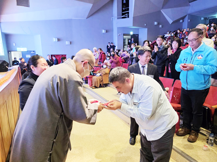 發送福慧紅包。（許峻魁攝）
