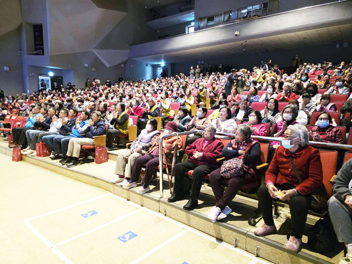 近七百人參加慈濟感恩會。（許峻魁攝）
