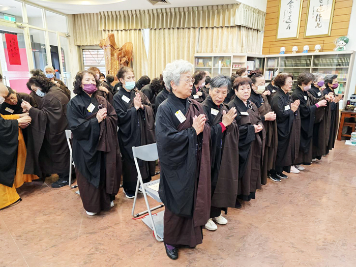 約三百人皈依受戒。（許峻魁攝）