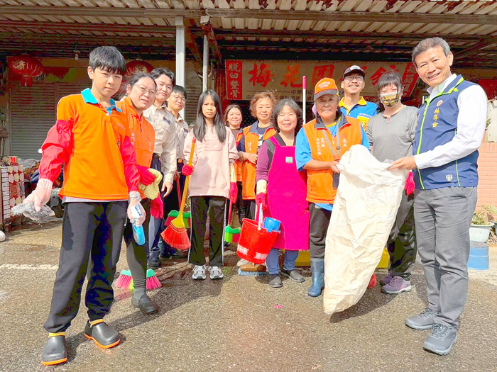 榮服處總幹事李全順率領榮欣志工及替代役男前往金湖鎮塔后地區，協助榮民李伯伯進行居家環境整理與改善，以實際行動關懷榮民長輩。（榮服處提供）