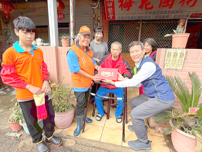 榮服處總幹事李全順率領榮欣志工及替代役男前往金湖鎮塔后地區，協助榮民李伯伯進行居家環境整理與改善，以實際行動關懷榮民長輩。（榮服處提供）