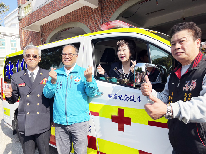 在眾多來賓的見證下，這輛高規格救護車正式上路肩負起守護金門鄉親生命安全的重要任務。（高凡淳攝）