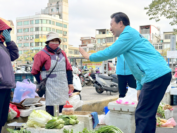 縣長陳福海前往金湖市場關心民情。（縣府提供）