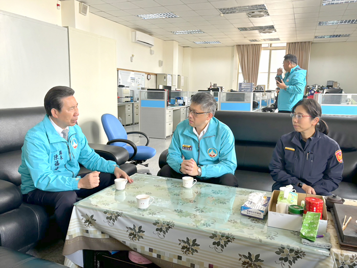 在金湖分局，縣長也與警方就執法實務進行交流。（縣府提供）