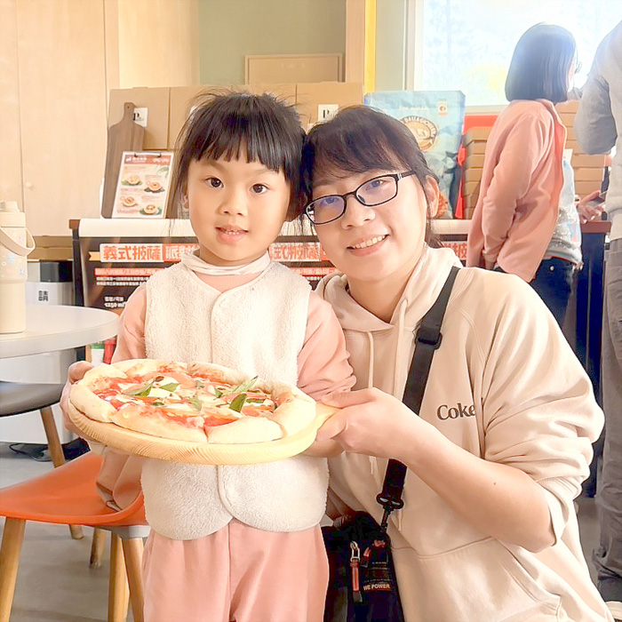 畜試所「莫扎瑞拉起司製作暨披薩DIY活動」掀起美食體驗熱潮，親子共樂感受從產地到餐桌的樂趣和美味。（畜試所提供）