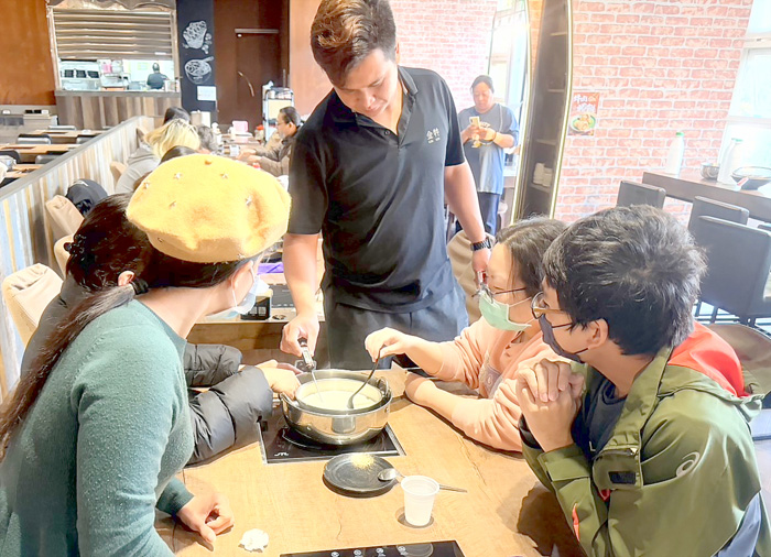 畜試所「莫扎瑞拉起司製作暨披薩DIY活動」掀起美食體驗熱潮，親子共樂感受從產地到餐桌的樂趣和美味。（畜試所提供）